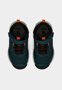 Κυανό συνθετικό παπούτσι με μαύρες λεπτομέρειες, διαθέτει κορδόνια με σχέδια, πορτοκαλί κούμπωμα και επένδυση με μαξιλάρι. Σχεδίαση χαμηλού προφίλ και στρογγυλεμένη μύτη.