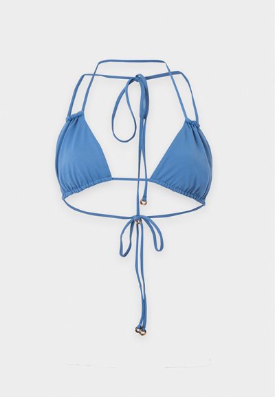 Haut de bikini triangle bleu avec fines bretelles réglables et anneaux métalliques sur les liens, sur fond blanc.