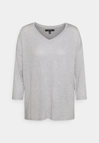 Chemise gris à col en V avec manches trois-quarts, fabriquée dans un tissu doux et texturé ; présente une coupe ample et décontractée ainsi qu'un design simple.