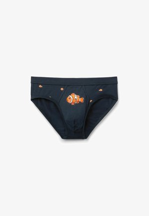 Granatowe męskie slipy z nadrukiem pomarańczowego błazenka na środku z przodu oraz mniejszymi rybkami rozsianymi wokół pasa.