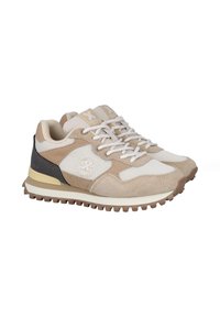 Zapatillas beige que presentan materiales de malla y ante, punta redondeada, acentos texturizados y una suela de goma con una banda de rodadura con patrón.