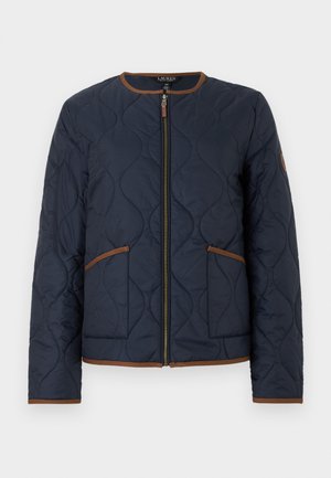 Veste matelassée bleu marine avec fermeture éclair à l'avant, accents marron sur le col et les poches, et motif texturé. Conception légère et décontractée.