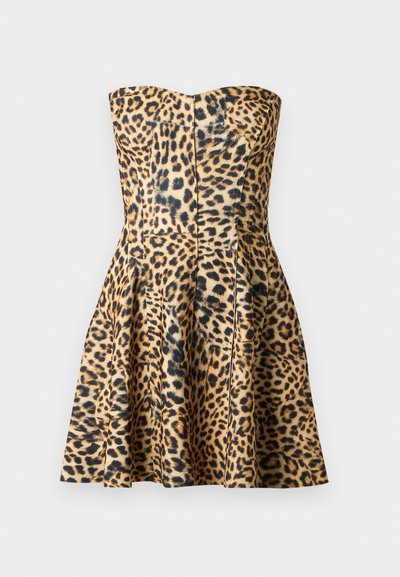 Επιτραπέζιο φόρεμα χωρίς τιράντες με λεοπάρ μοτίβο, διαθέτει εφαρμοστό μπούστο και φουσκωτή φούστα, κατασκευασμένο από λείο ύφασμα με μαύρες και καφέ κηλίδες σε μπεζ φόντο.