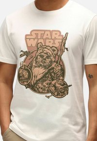 Bílý bavlněný tričko s hnědým grafickým motivem Ewoka, se znakem Star Wars a okolními ilustracemi postav a lodí.