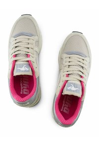 Sneaker in mesh beige con accenti grigi. Interno e lacci imbottiti di colore rosa, con etichetta logo sulla linguetta. Punta arrotondata e suola piatta.