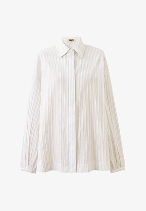 Wit overhemd met lange mouwen met dunne verticale beige en grijze strepen, klassieke kraag en verborgen knopen aan de voorkant.