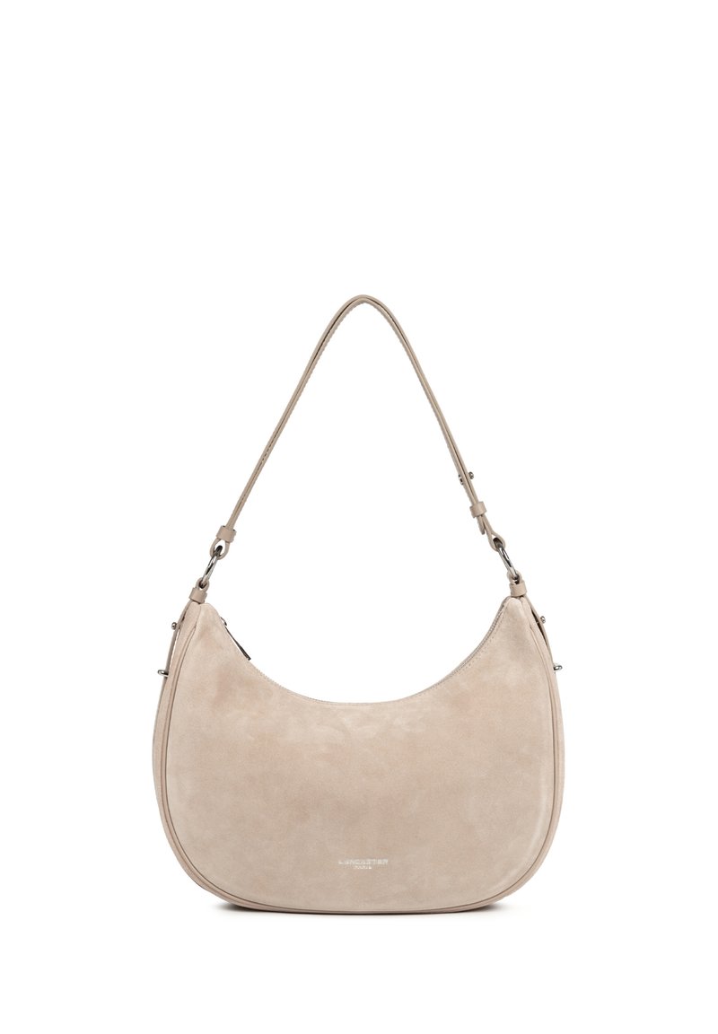 Borsa a tracolla in camoscio beige con silhouette curva, dotata di una tracolla sottile e regolabile e finiture in metallo color argento.