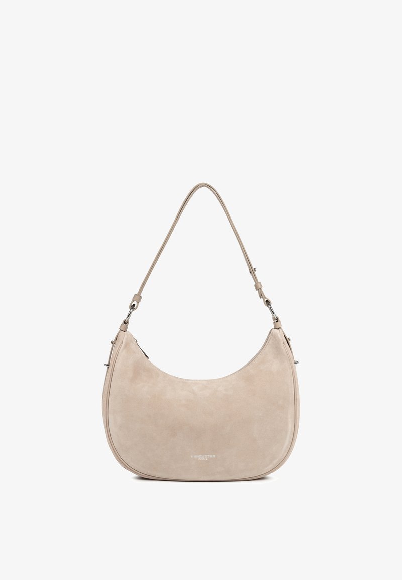 Borsa a tracolla in camoscio beige con silhouette curva, dotata di una tracolla sottile e regolabile e finiture in metallo color argento.