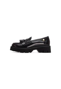 Mocasines de cuero negro con suela gruesa y detalle de borlas decorativas. Presentan una textura suave y un diseño de punta redondeada.