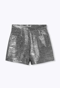 Shorts métalliques argentés avec une finition texturée, poches avant et une coupe ajustée avec une ceinture plate.