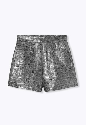 Shorts métalliques argentés avec une finition texturée, poches avant et une coupe ajustée avec une ceinture plate.