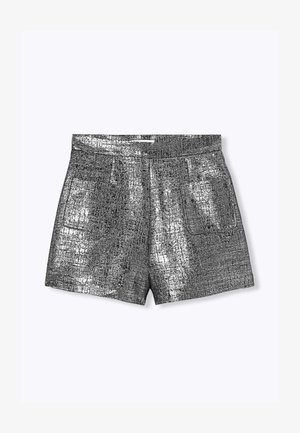 Shorts métalliques argentés avec une finition texturée, poches avant et une coupe ajustée avec une ceinture plate.