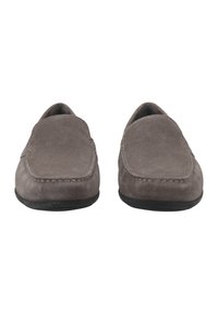 Mocassini in suede grigi con una texture liscia, caratterizzati da cuciture lungo i bordi e una suola in gomma nera piatta.