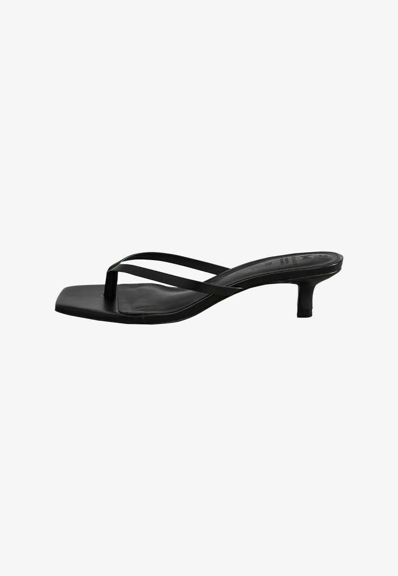 Zwarte leren sleehak flip-flop met een vierkante neus en minimalistich ontwerp. Heeft dunne banden over de bovenkant en een lage blokhak.