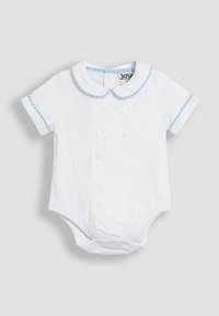 Le body blanc à manches courtes présente un design croisé, avec des accents de col et de manches rayés bleus, et une fermeture à pression en bas.