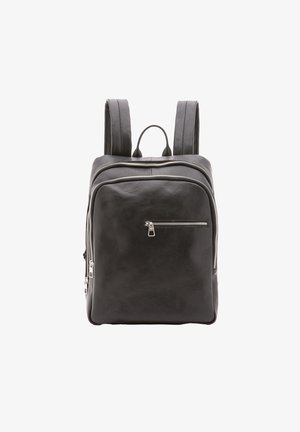 Schwarzer Leder-Rucksack mit strukturiertem Oberflächen, zwei Schulterriemen, einer vorderen Reißverschlusstasche und silbernen Hardware-Akzenten.