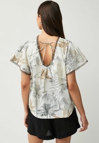 Next SHORT SLEEVE PLEAT FRONT - Blus - ecru palm print