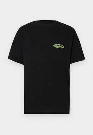 Fekete rövid ujjú póló kis ovális zöld és sárga logóval a bal mellkason, fehér háttér előtt bemutatva.