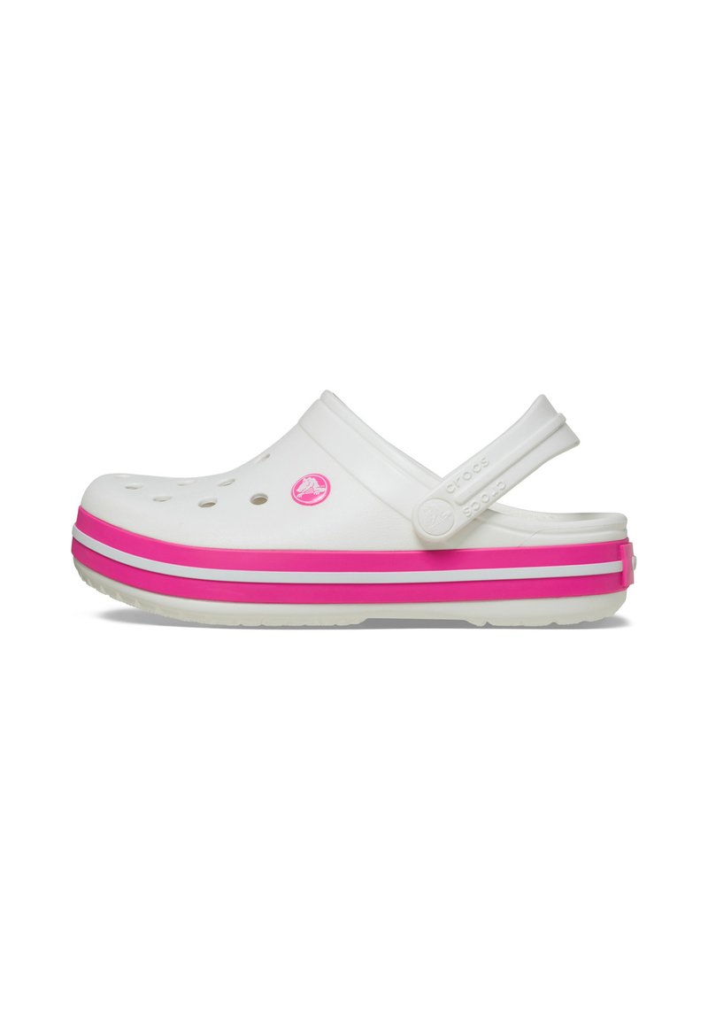 Witte Crocs klompen met een roze en witte gestreepte zool, voorzien van ventilatiegaten, een achterste band en een klein logo-embleem aan de zijkant.