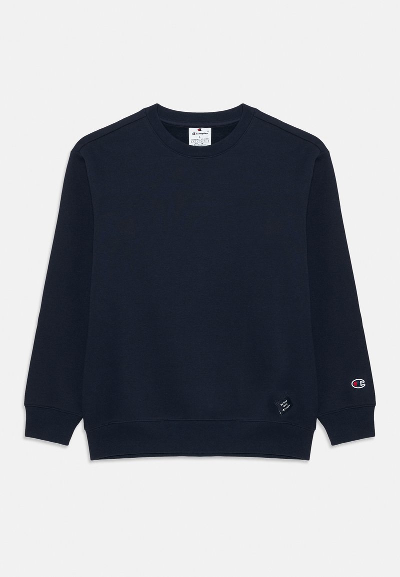 Sweatshirt de gola redonda em azul marinho, feito de algodão macio. Apresenta punhos e barra canelados, uma pequena etiqueta na parte inferior esquerda e um logótipo na manga direita.
