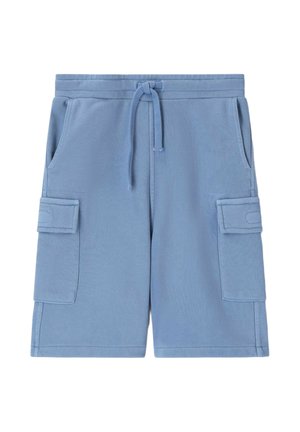 Short cargo bleu clair longueur genou avec taille à cordon, poches latérales et poches cargo à rabat sur chaque jambe.