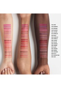Tre armer vises med leppestiftfarger i varierende nyanser av rosa, mauve og rød. Hver fargeprøve er rektangulær med en matt overflate.