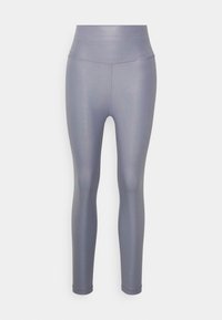 Vysoké, celoprstové, lesklé legíny v levandulové barvě s hladkým materiálem a viditelným švem, vystavené na bílém pozadí.