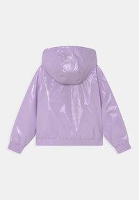 Chaqueta con capucha de color lila brillante, con puños y dobladillo elásticos, vista desde atrás sobre un fondo blanco.