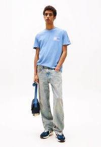 Tommy Jeans FLAG TEE UNISEX - Print T-shirt - colorado blue