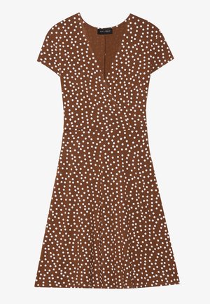 Braunes Wickelkleid mit kurzen Ärmeln, das mit weißen Punkten verziert ist, V-Ausschnitt und ausgestelltem Rock. Glattes Material mit leichter Textur.