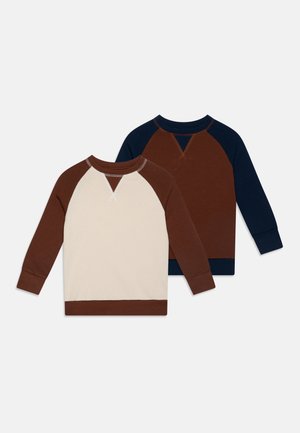 Zwei Langarm-Sweatshirts: eines in Braun und Creme mit Raglanärmeln, das andere in Braun und Marineblau, beide mit gerippten Bündchen.
