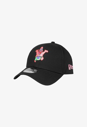 Schwarze verstellbare Baseballkappe mit farbig besticktem Cartoon-Seestern vorne und pinkem Logo an der Seite.
