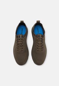 Zapatos deportivos marrones con una parte superior de malla transpirable, diseño texturizado y una plantilla azul. Presentan cordones planos y una suela de goma flexible.