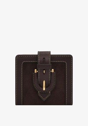 Portefeuille en cuir marron avec coutures contrastantes, présentant un devant texturé, des détails en métal et une forme géométrique distincte.