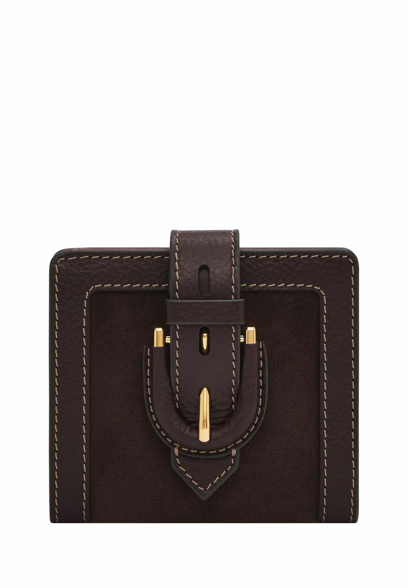 Portefeuille en cuir marron avec coutures contrastantes, présentant un devant texturé, des détails en métal et une forme géométrique distincte.