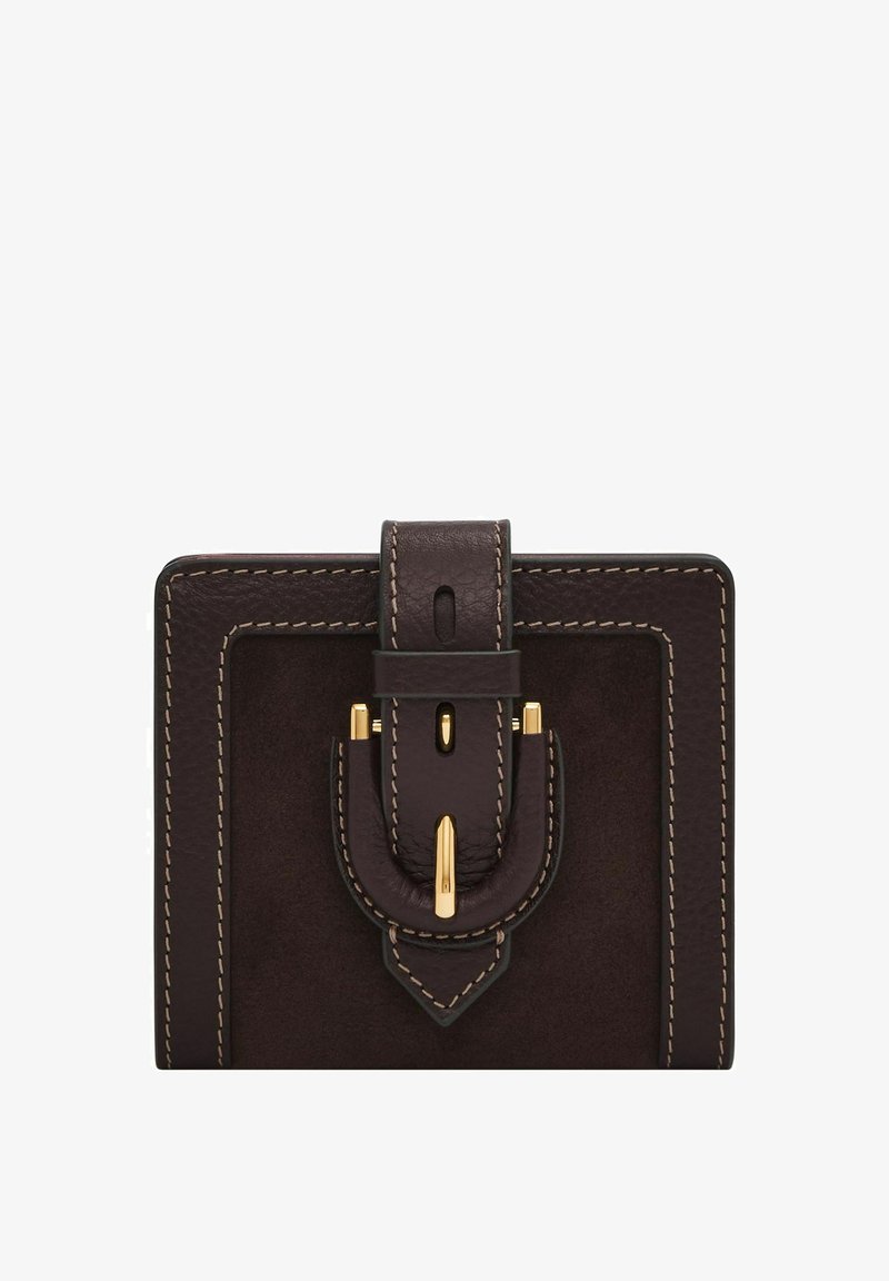 Portefeuille en cuir marron avec coutures contrastantes, présentant un devant texturé, des détails en métal et une forme géométrique distincte.