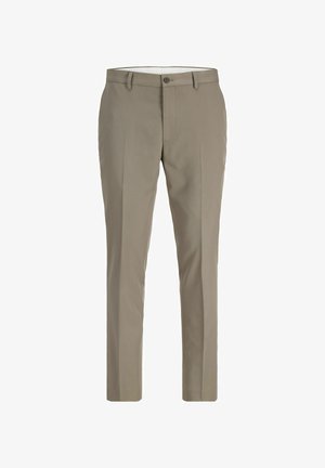 Pantalones beige ajustados para hombre con trabillas para cinturón, botón frontal y cierre de cremallera, mostrados sobre un fondo blanco liso.