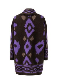 Cardigan marrone con motivi a diamante viola e beige; presenta un colletto e maniche lunghe, realizzato in un materiale morbido.
