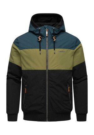 Kleurblokjasje met een capuchon, gemaakt van waterafstotend materiaal. Primaire kleuren: teal, olijfgroen en zwart. Met ritszakken en aantrektouwen.