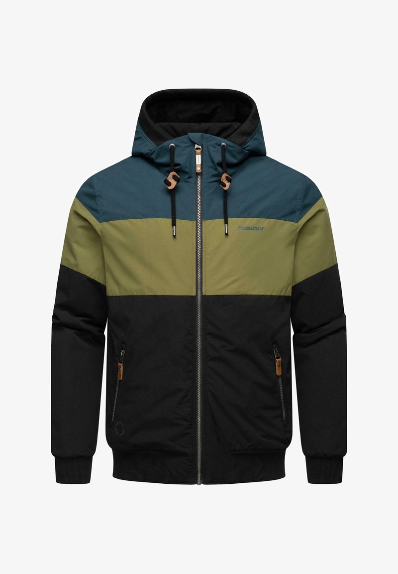 Chaqueta con bloques de color que incluye una capucha, fabricada con material resistente al agua. Colores principales: verde azulado, verde oliva y negro. Con bolsillos con cremallera y cordones ajustables.