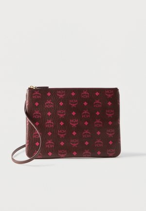Pochette bracelet en cuir marron avec logos MCM roses et formes losanges, dotée d'une fine sangle et d'une fermeture éclair sur le dessus.