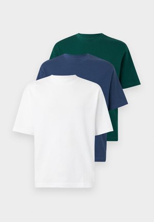 Set van drie t-shirts: wit, marineblauw en donkergroen. Korte mouwen, ronde halsontwerp, gemaakt van zachte katoen.