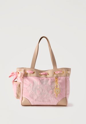 Borsa a mano Juicy Couture rosa e beige con doppi manici, laccetti a nastro rosa, fiocco laterale, logo ricamato sul davanti e charm a forma di cuore dorato.