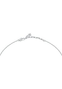 Bracciale in argento con chiusura a moschettone, composto da un mix di maglie piccole e grandi, e un ciondolo rettangolare con un logo.