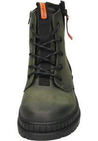 Botas de tobillo para hombre en verde con parte superior de cuero, cordones negros y etiqueta de logo en naranja contrastante. Cuentan con una suela de goma resistente y cierre de cremallera.