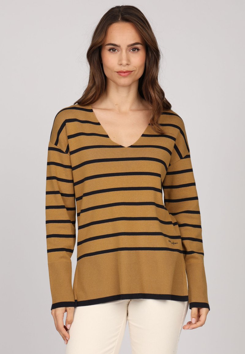 Pull rayé en jaune moutarde et bleu marine, avec un col en V, des manches longues, des poignets côtelés et une coupe décontractée. Détail de surpiqûre notable à l'ourlet.