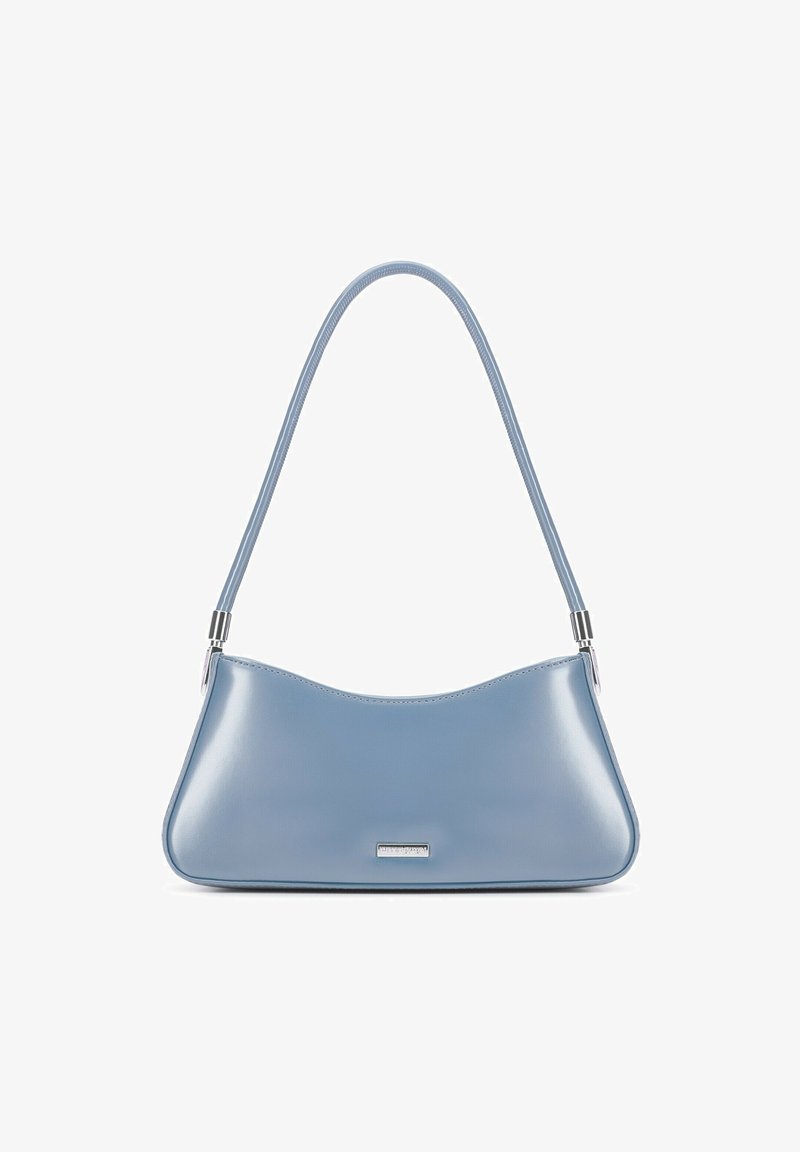 Sac à main en cuir bleu avec un design courbé, une seule bandoulière et des métaux argentés. Texture lisse avec une esthétique minimaliste.