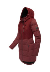Rote gepolsterte Jacke mit Kapuze, ausgestattet mit kontrastierendem Textil und Reißverschlusstaschen. Mit Kordelzügen und einem Logo-Akzent am Ärmel.