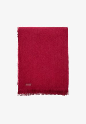Rød uldscarf med en blød tekstur, der har et fiskebensmønster og frynset kanter. Indeholder et lille metal-logo mærke på den ene side.