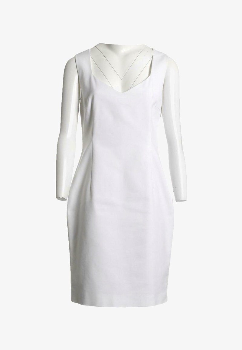 Robe blanche sans manches jusqu'aux genoux avec un profond décolleté en V, présentée sur un buste de mannequin blanc sur un fond uni.